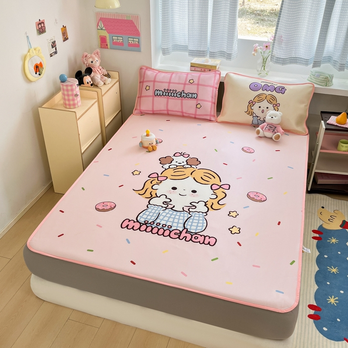 91家纺网 家纺一手货源 找家纺 金爱家  2025新款正版授权miiiiichan可爱卡通大版数码印花A类1200D冰感丝凉感席冰丝三件套平铺床笠系列 甜甜圈女孩