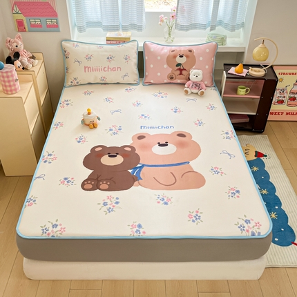 91家纺网 家纺一手货源 找家纺 金爱家  2025新款正版授权miiiiichan可爱卡通大版数码印花A类1200D冰感丝凉感席冰丝三件套平铺床笠系列 花束熊