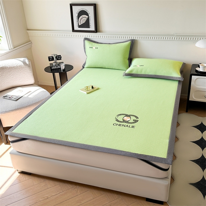 91家纺网 家纺一手货源 找家纺 启程家纺 2025春夏新款冰豆豆凉席刺绣款复合三明治三件套 小香风-绿