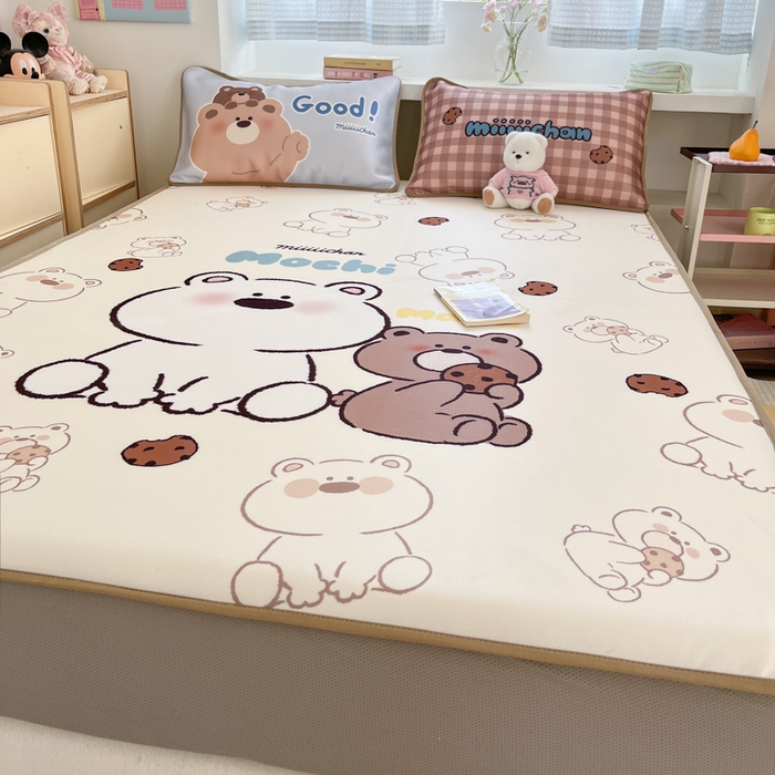 91家纺网 家纺一手货源 找家纺 金爱家  2025新款正版授权miiiiichan可爱卡通大版数码印花A类1200D冰感丝凉感席冰丝三件套平铺床笠系列 曲奇贪吃熊