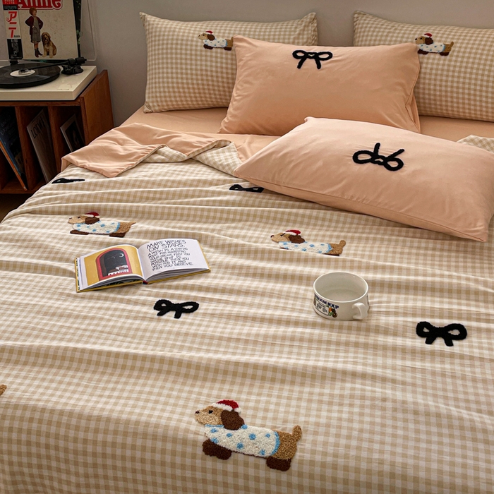 91家纺网 家纺一手货源 找家纺 红嘴企鹅 2025新款卡通毛巾绣空调被夏被四件套 夏被-咖格狗狗