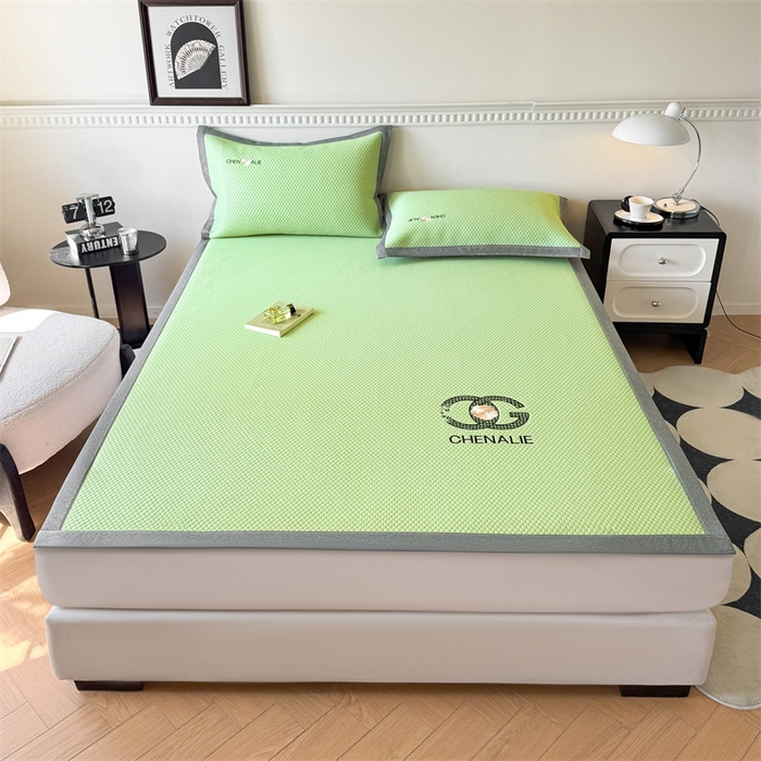 91家纺网 家纺一手货源 找家纺 启程家纺 2025春夏新款冰豆豆凉席刺绣款复合三明治三件套 小香风-绿