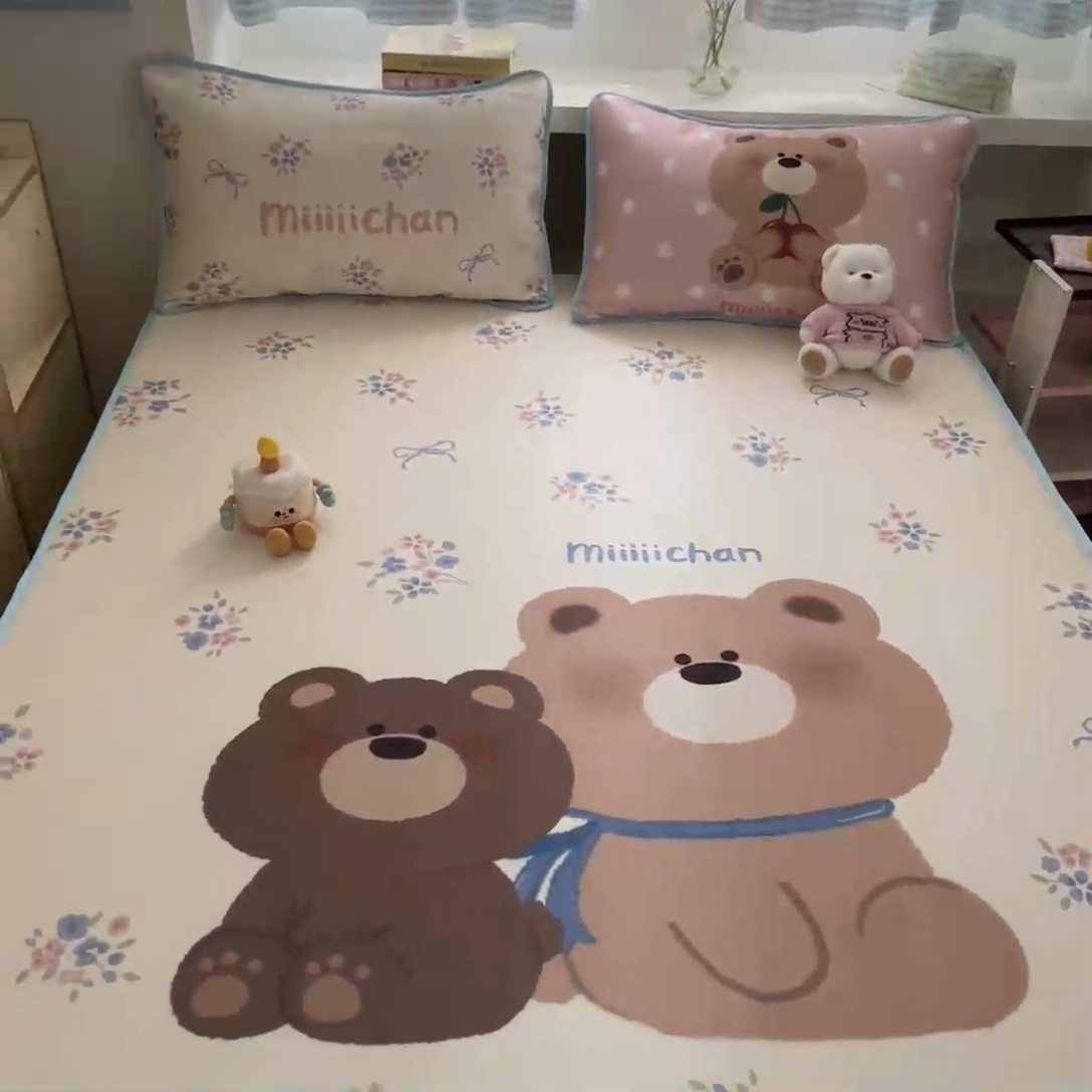 91家纺网 家纺一手货源 找家纺 金爱家  2025新款正版授权miiiiichan可爱卡通大版数码印花A类1200D冰感丝凉感席冰丝三件套平铺床笠系列 花束熊