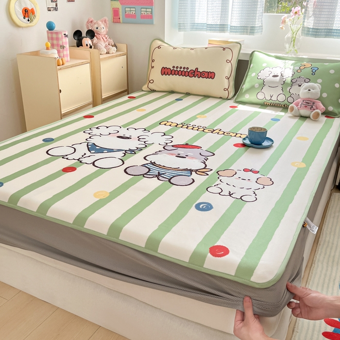 91家纺网 家纺一手货源 找家纺 金爱家  2025新款正版授权miiiiichan可爱卡通大版数码印花A类1200D冰感丝凉感席冰丝三件套平铺床笠系列 绿彩色波点狗