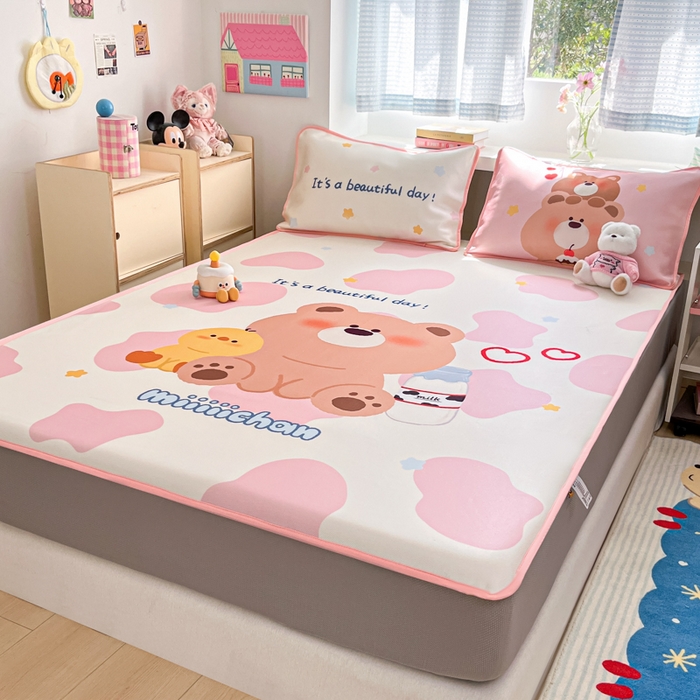 91家纺网 家纺一手货源 找家纺 金爱家  2025新款正版授权miiiiichan可爱卡通大版数码印花A类1200D冰感丝凉感席冰丝三件套平铺床笠系列 牛奶小熊