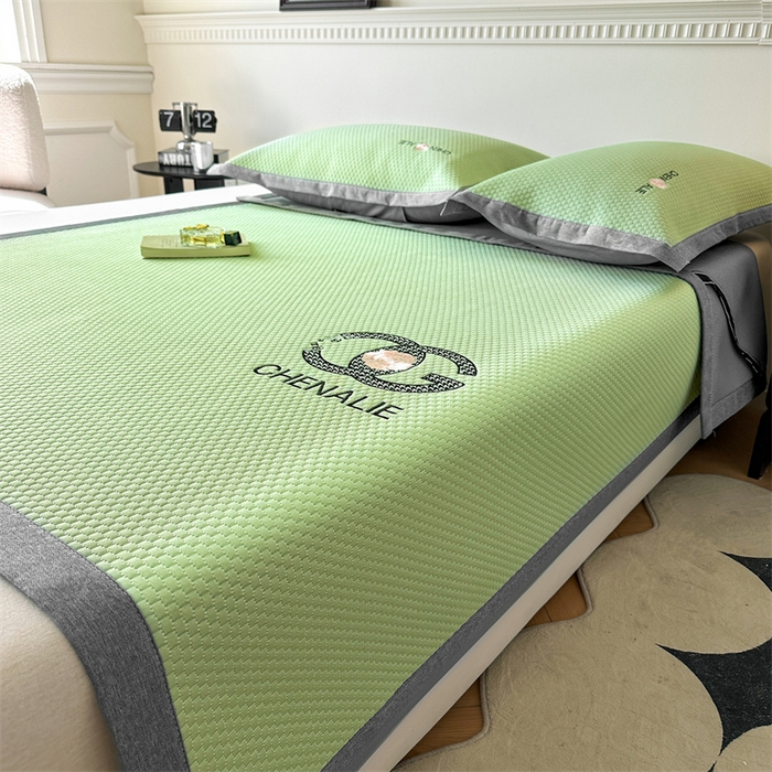 91家纺网 家纺一手货源 找家纺 启程家纺 2025春夏新款冰豆豆凉席刺绣款复合三明治三件套 小香风-绿