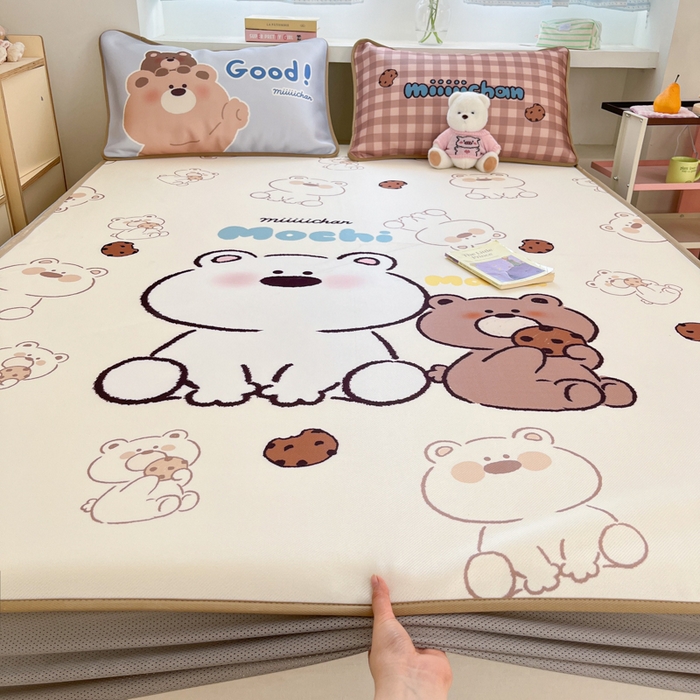 91家纺网 家纺一手货源 找家纺 金爱家  2025新款正版授权miiiiichan可爱卡通大版数码印花A类1200D冰感丝凉感席冰丝三件套平铺床笠系列 曲奇贪吃熊