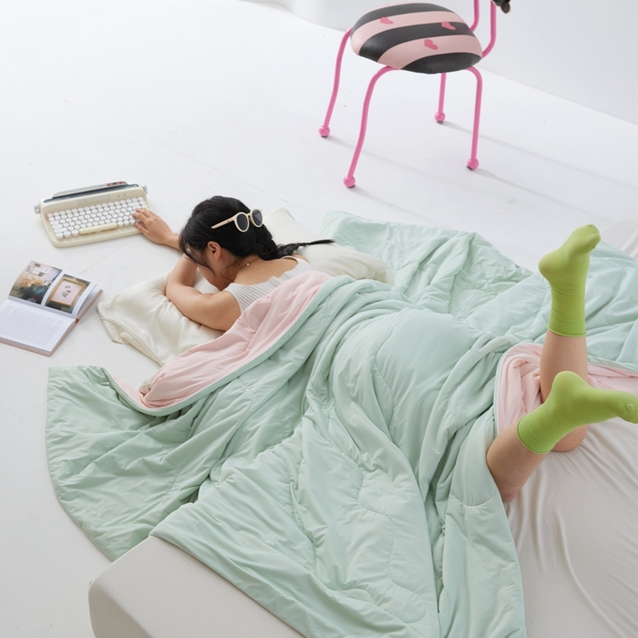 91家纺网 家纺一手货源 找家纺 2025春夏新款A类母婴级西瓜啵啵凉感被锦氨夏凉被空调被 星辰绿+海棠粉