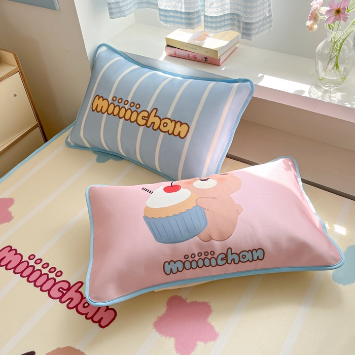 91家纺网 家纺一手货源 找家纺 金爱家  2025新款正版授权miiiiichan可爱卡通大版数码印花A类1200D冰感丝凉感席冰丝三件套平铺床笠系列 奶油小熊