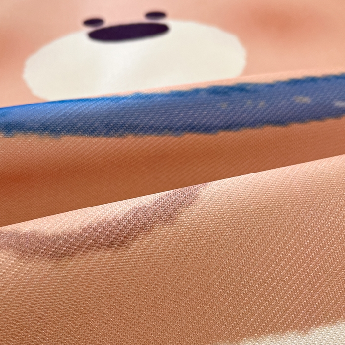 91家纺网 家纺一手货源 找家纺 金爱家  2025新款正版授权miiiiichan可爱卡通大版数码印花A类1200D冰感丝凉感席冰丝三件套平铺床笠系列 花束熊