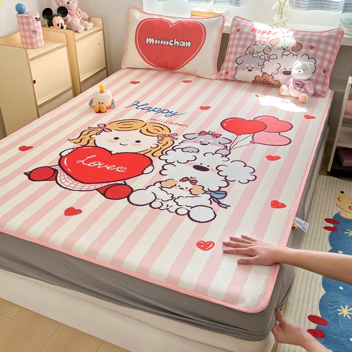 91家纺网 家纺一手货源 找家纺 金爱家  2025新款正版授权miiiiichan可爱卡通大版数码印花A类1200D冰感丝凉感席冰丝三件套平铺床笠系列 可爱莉莉