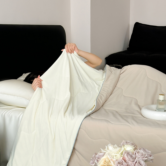 91家纺网 家纺一手货源 找家纺 时年家纺 2025新款升级版180克高定即刻凉感夏被 奶咖米