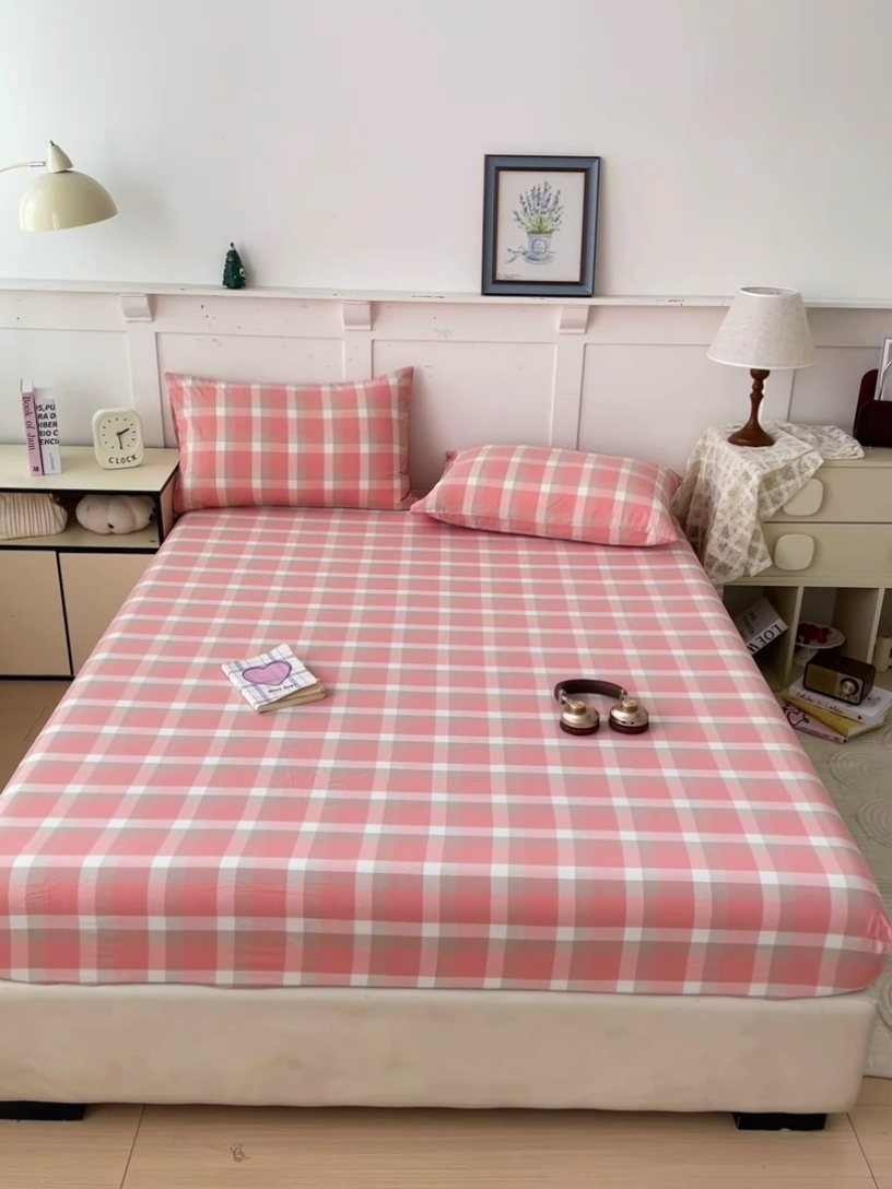 91家纺网 家纺一手货源 找家纺 2025新款全棉水洗棉套件-单床笠 洛伊粉咖小格