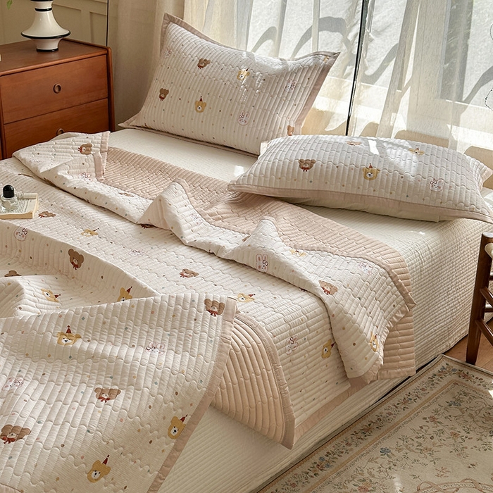 91家纺网 家纺一手货源 找家纺 美优兰 2025春夏新款双面天丝高温砂洗床盖 小熊礼物