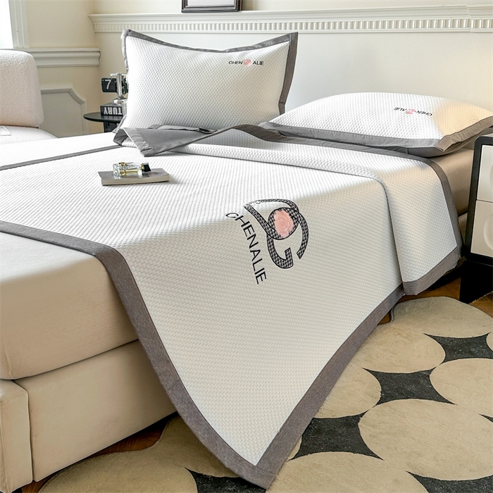 91家纺网 家纺一手货源 找家纺 启程家纺 2025春夏新款冰豆豆凉席刺绣款复合三明治三件套 小香风-白