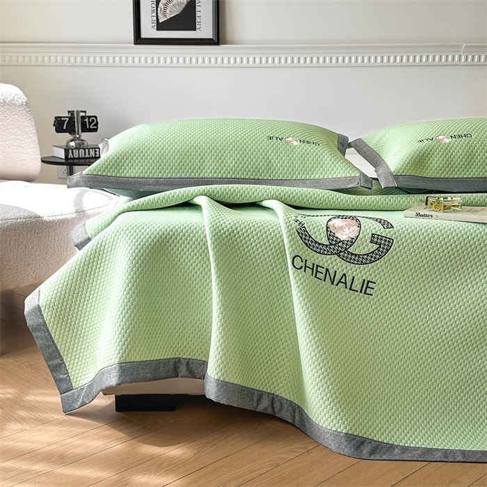 91家纺网 家纺一手货源 找家纺 启程家纺 2025春夏新款冰豆豆凉席刺绣款复合三明治三件套 小香风-绿