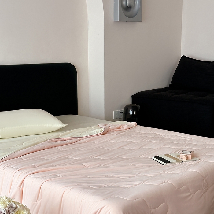 91家纺网 家纺一手货源 找家纺 时年家纺 2025新款升级版180克高定即刻凉感夏被 奶油粉