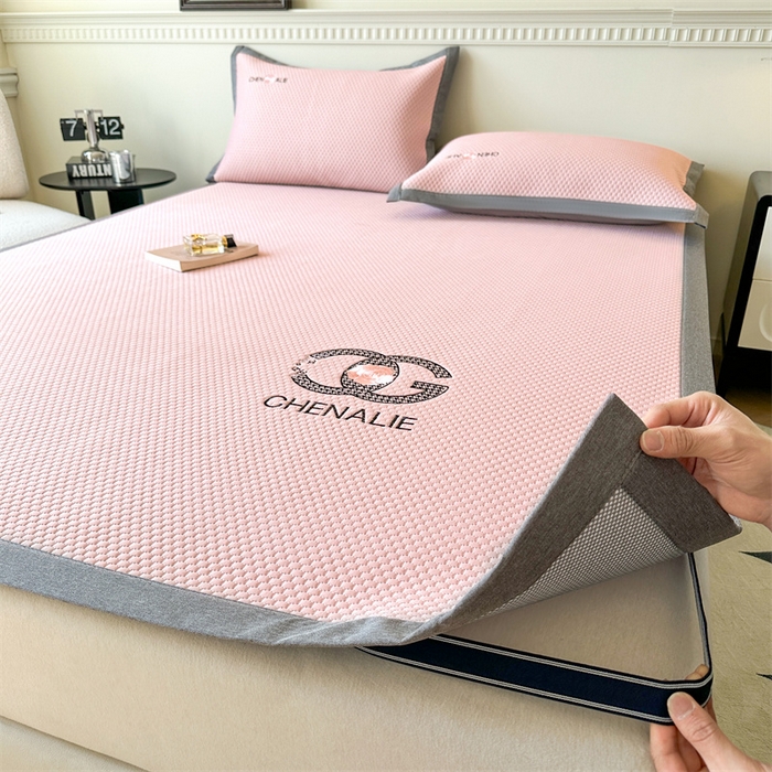 91家纺网 家纺一手货源 找家纺 启程家纺 2025春夏新款冰豆豆凉席刺绣款复合三明治三件套 小香风-粉