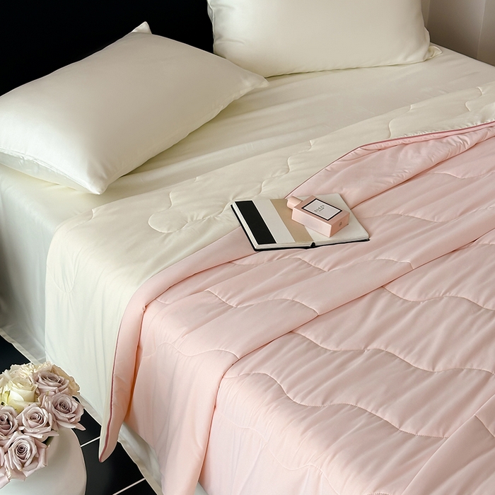 91家纺网 家纺一手货源 找家纺 时年家纺 2025新款升级版180克高定即刻凉感夏被 奶油粉