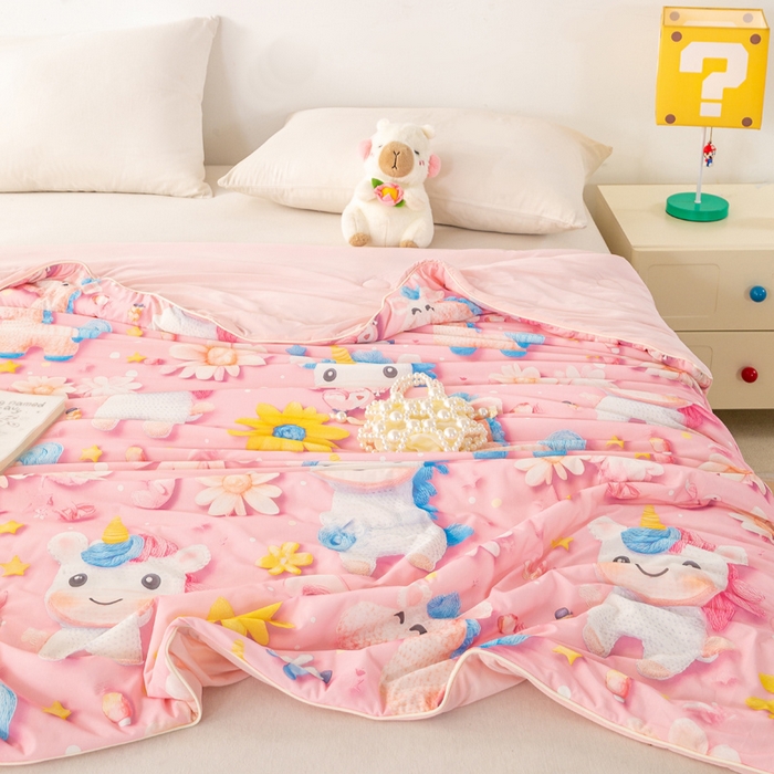 91家纺网 家纺一手货源 找家纺  居易简 2025新款5D夏被空调被A类云母仿锦氨凉感丝夏凉被 粉色独角兽