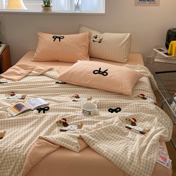 91家纺网 家纺一手货源 找家纺 红嘴企鹅 2025新款卡通毛巾绣空调被夏被四件套 夏被-咖格狗狗