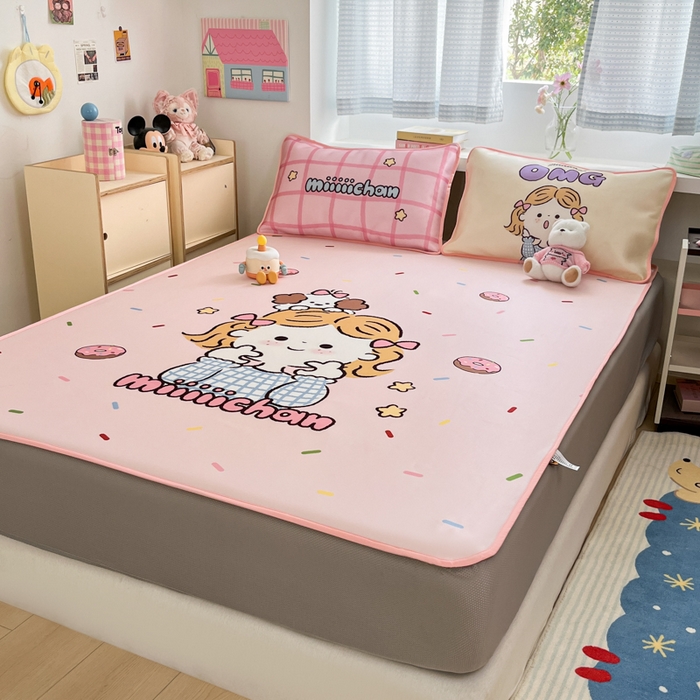 91家纺网 家纺一手货源 找家纺 金爱家  2025新款正版授权miiiiichan可爱卡通大版数码印花A类1200D冰感丝凉感席冰丝三件套平铺床笠系列 甜甜圈女孩