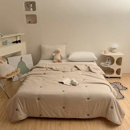 91家纺网 家纺一手货源 找家纺 （总）推推家纺2025新款简约系列水洗棉刺绣夏被