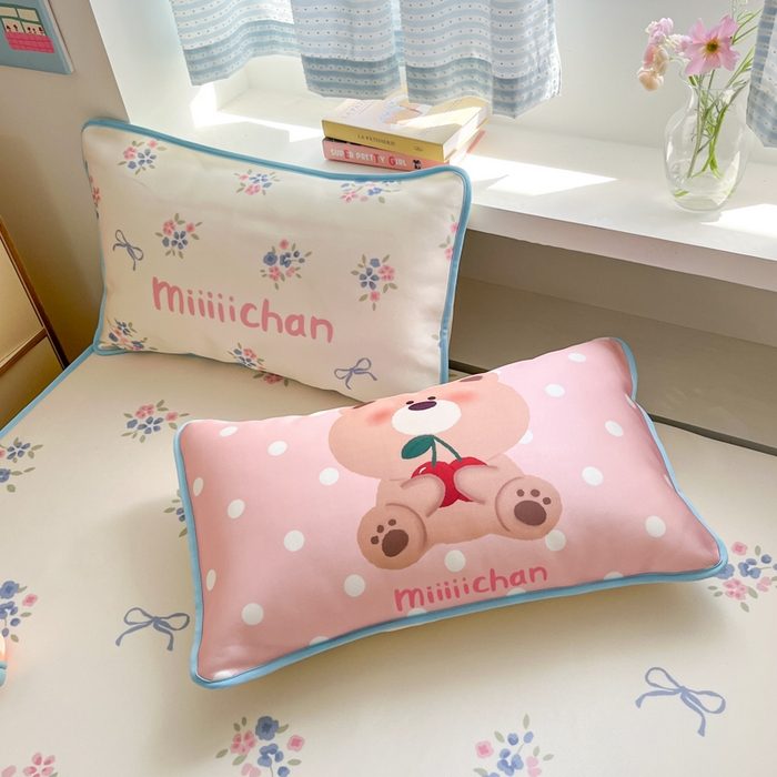 91家纺网 家纺一手货源 找家纺 金爱家  2025新款正版授权miiiiichan可爱卡通大版数码印花A类1200D冰感丝凉感席冰丝三件套平铺床笠系列 花束熊