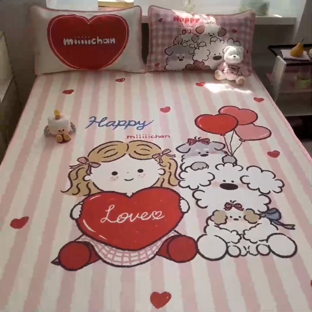 91家纺网 家纺一手货源 找家纺 金爱家  2025新款正版授权miiiiichan可爱卡通大版数码印花A类1200D冰感丝凉感席冰丝三件套平铺床笠系列 可爱莉莉