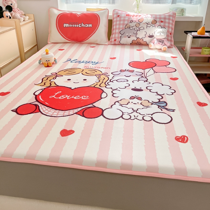 91家纺网 家纺一手货源 找家纺 金爱家  2025新款正版授权miiiiichan可爱卡通大版数码印花A类1200D冰感丝凉感席冰丝三件套平铺床笠系列 可爱莉莉