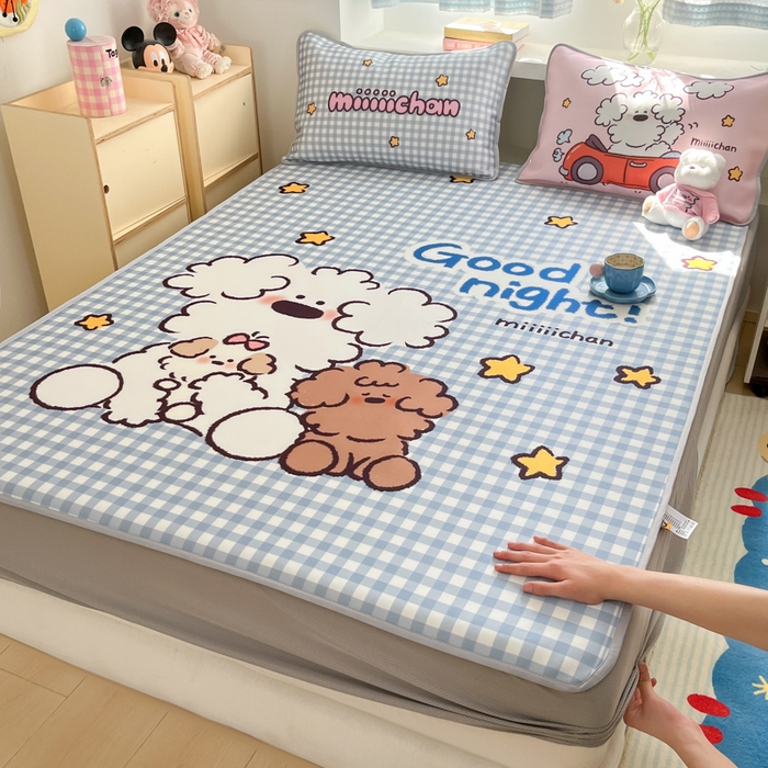 91家纺网 家纺一手货源 找家纺 金爱家  2025新款正版授权miiiiichan可爱卡通大版数码印花A类1200D冰感丝凉感席冰丝三件套平铺床笠系列 俏皮小狗