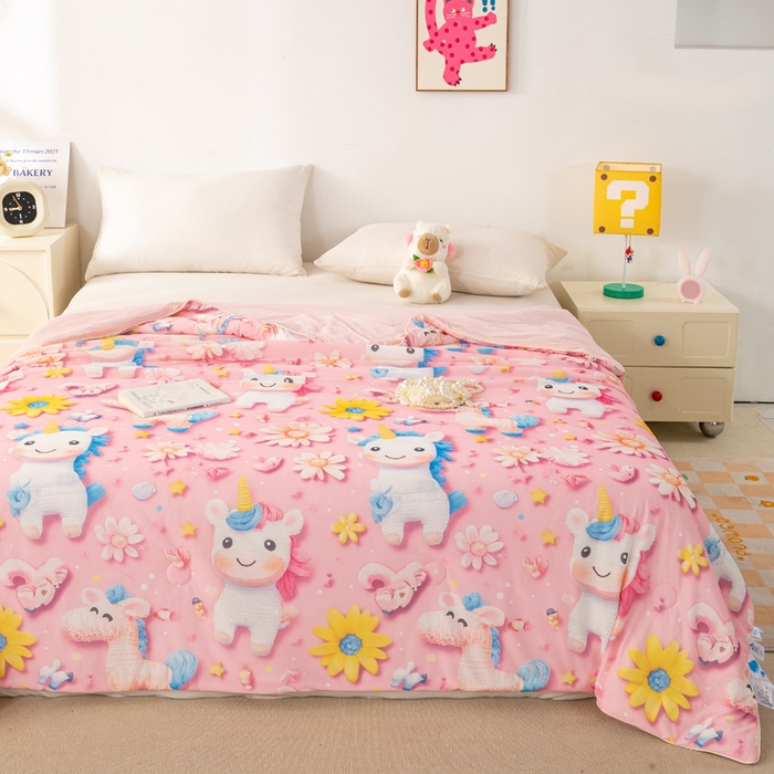 91家纺网 家纺一手货源 找家纺  居易简 2025新款5D夏被空调被A类云母仿锦氨凉感丝夏凉被 粉色独角兽