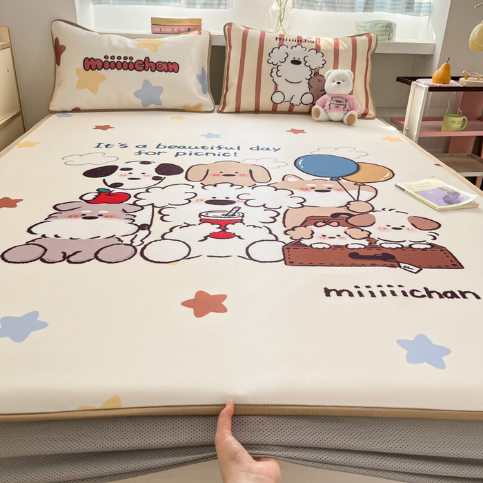 91家纺网 家纺一手货源 找家纺 金爱家  2025新款正版授权miiiiichan可爱卡通大版数码印花A类1200D冰感丝凉感席冰丝三件套平铺床笠系列 星愿小狗