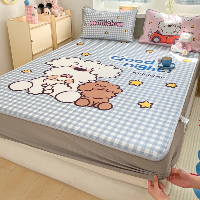 91家纺网 家纺一手货源 找家纺 金爱家  2025新款正版授权miiiiichan可爱卡通大版数码印花A类1200D冰感丝凉感席冰丝三件套平铺床笠系列 俏皮小狗