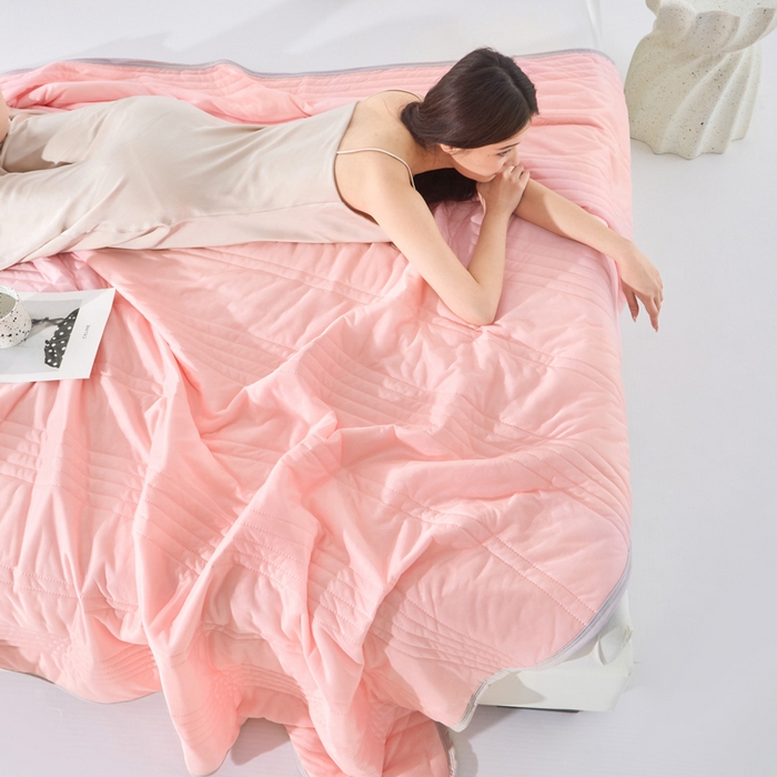 91家纺网 家纺一手货源 找家纺 丝薇雅 2025新款凉感丝夏被冰淇淋夏凉被 条纹玉色