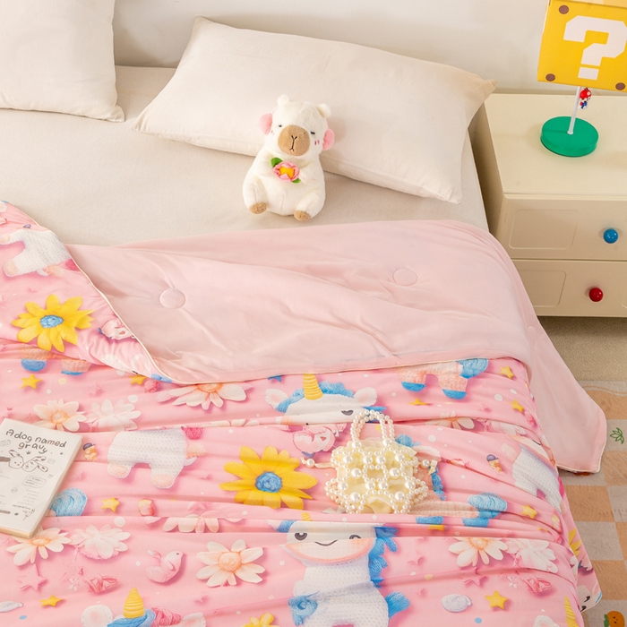 91家纺网 家纺一手货源 找家纺  居易简 2025新款5D夏被空调被A类云母仿锦氨凉感丝夏凉被 粉色独角兽