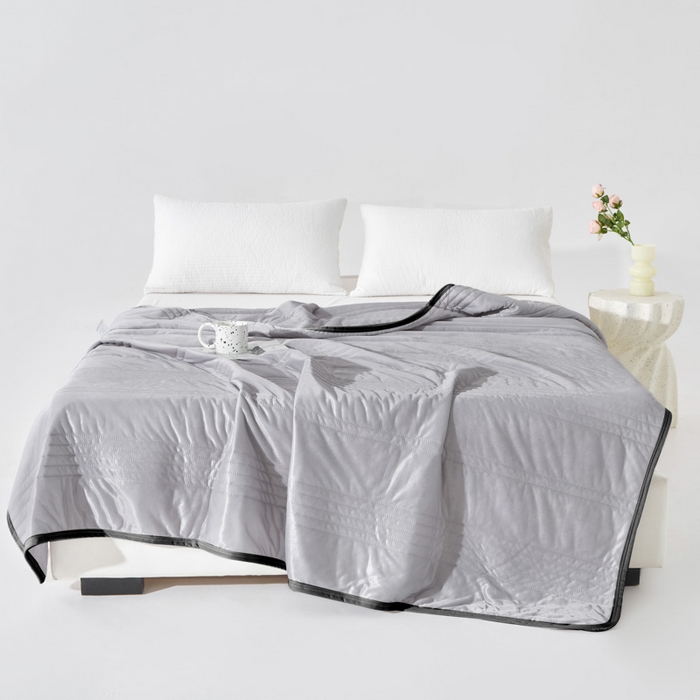 91家纺网 家纺一手货源 找家纺 丝薇雅 2025新款凉感丝夏被冰淇淋夏凉被 黑边-条纹灰色