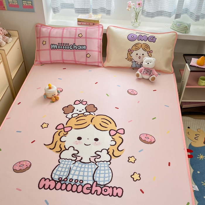 91家纺网 家纺一手货源 找家纺 金爱家  2025新款正版授权miiiiichan可爱卡通大版数码印花A类1200D冰感丝凉感席冰丝三件套平铺床笠系列 甜甜圈女孩