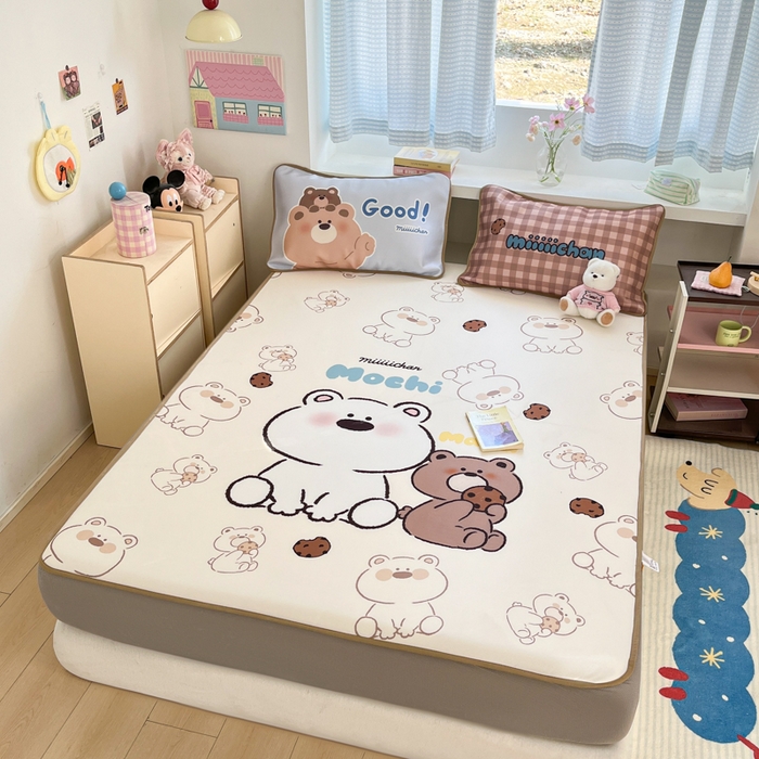 91家纺网 家纺一手货源 找家纺 金爱家  2025新款正版授权miiiiichan可爱卡通大版数码印花A类1200D冰感丝凉感席冰丝三件套平铺床笠系列 曲奇贪吃熊