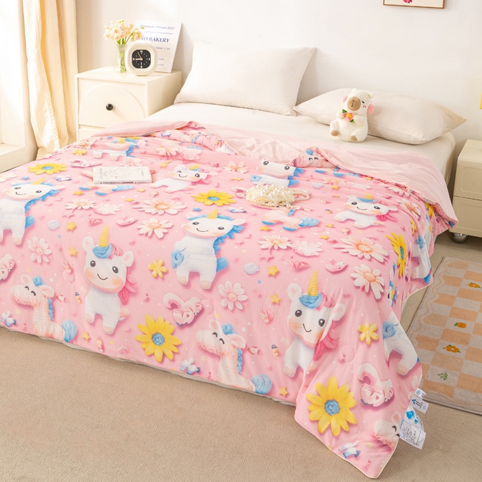 91家纺网 家纺一手货源 找家纺  居易简 2025新款5D夏被空调被A类云母仿锦氨凉感丝夏凉被 粉色独角兽