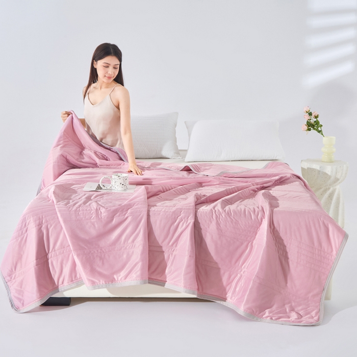 91家纺网 家纺一手货源 找家纺 丝薇雅 2025新款凉感丝夏被冰淇淋夏凉被 条纹粉色