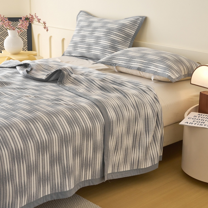 91家纺网 家纺一手货源 找家纺 棠薇家纺  2025新款北欧风盖毯毛巾被 素练浮光灰