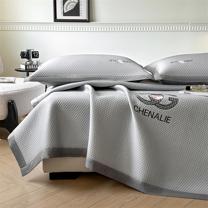 91家纺网 家纺一手货源 找家纺 启程家纺 2025春夏新款冰豆豆凉席刺绣款复合三明治三件套 小香风-灰