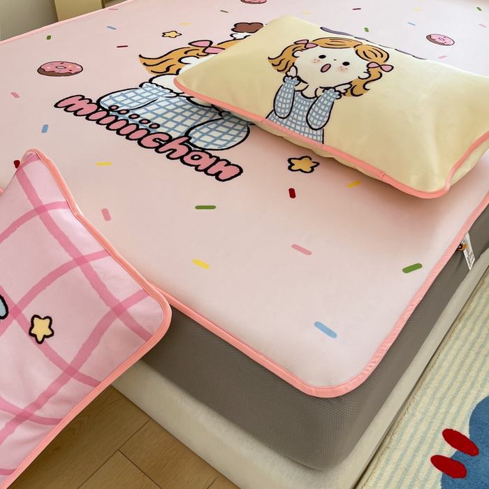 91家纺网 家纺一手货源 找家纺 金爱家  2025新款正版授权miiiiichan可爱卡通大版数码印花A类1200D冰感丝凉感席冰丝三件套平铺床笠系列 甜甜圈女孩