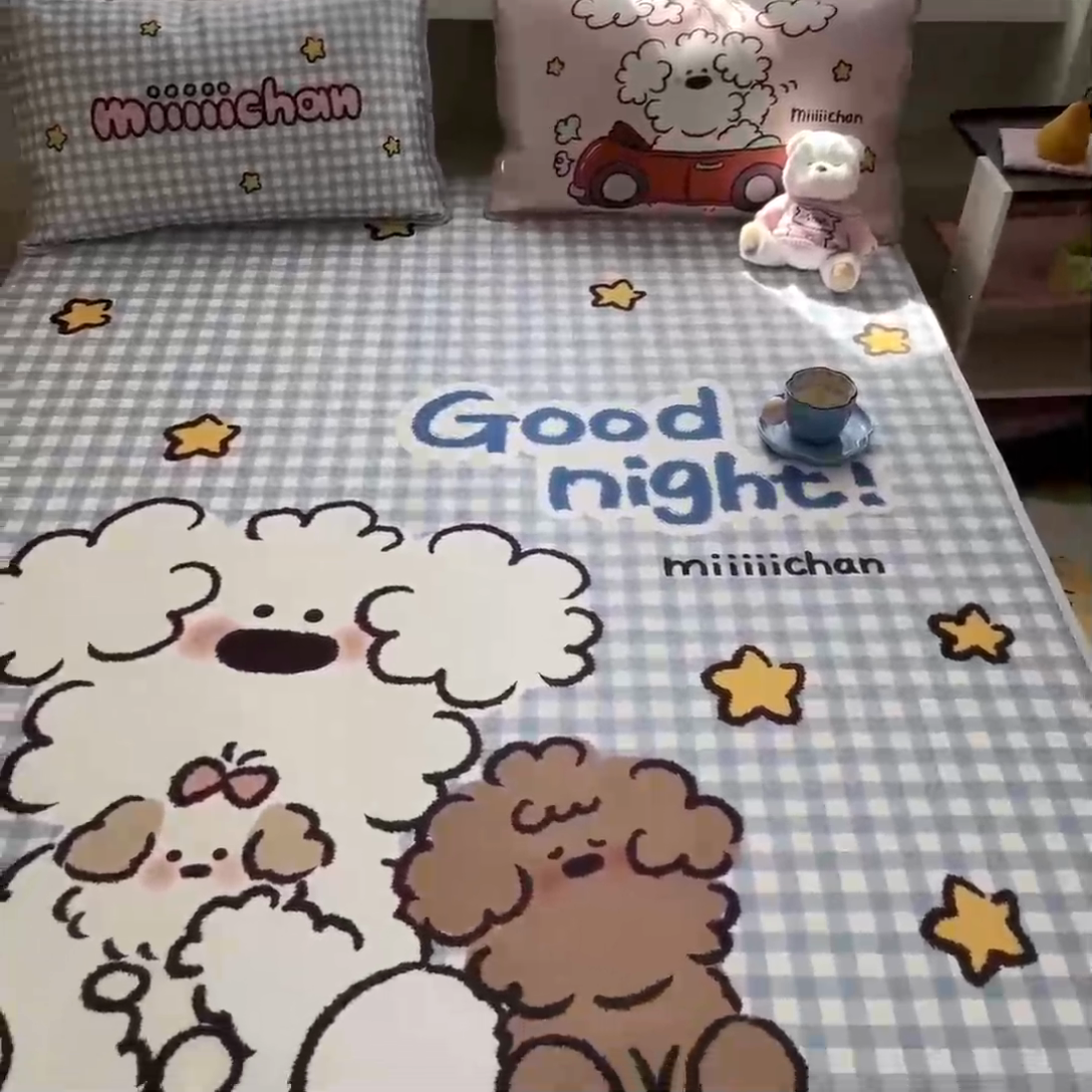 91家纺网 家纺一手货源 找家纺 金爱家  2025新款正版授权miiiiichan可爱卡通大版数码印花A类1200D冰感丝凉感席冰丝三件套平铺床笠系列 俏皮小狗