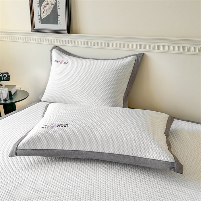 91家纺网 家纺一手货源 找家纺 启程家纺 2025春夏新款冰豆豆凉席刺绣款复合三明治三件套 小香风-白