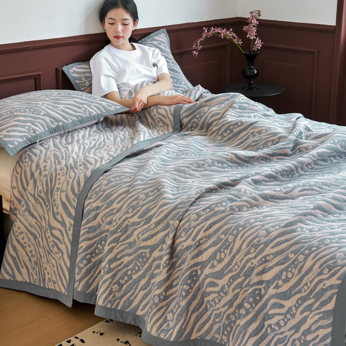 91家纺网 家纺一手货源 找家纺 棠薇家纺  2025新款北欧风盖毯毛巾被 木影驼兰