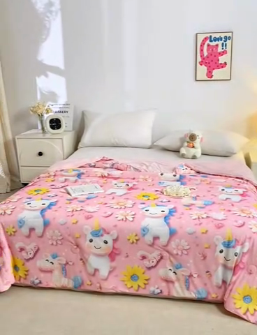 91家纺网 家纺一手货源 找家纺  居易简 2025新款5D夏被空调被A类云母仿锦氨凉感丝夏凉被 粉色独角兽