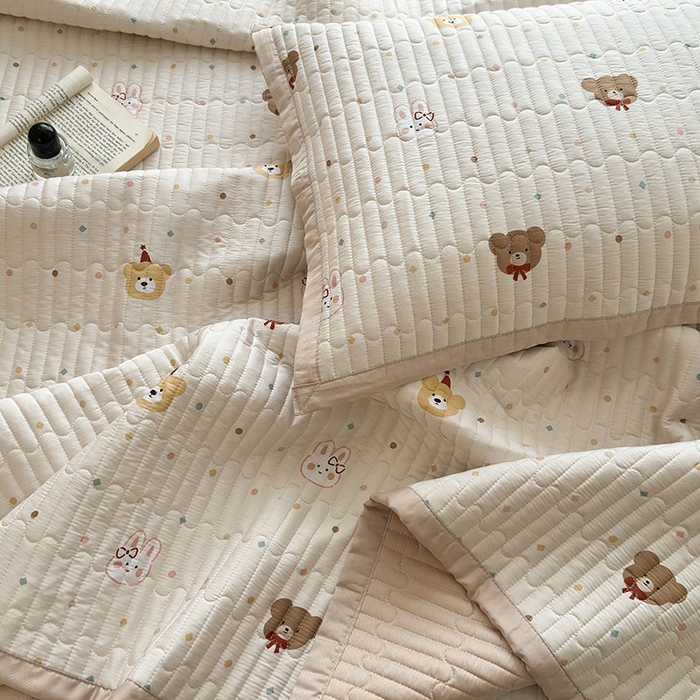 91家纺网 家纺一手货源 找家纺 美优兰 2025春夏新款双面天丝高温砂洗床盖 小熊礼物