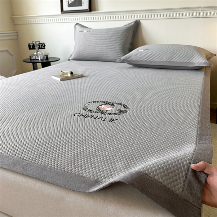 91家纺网 家纺一手货源 找家纺 启程家纺 2025春夏新款冰豆豆凉席刺绣款复合三明治三件套 小香风-灰